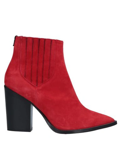 Htc Ankle Boots In Red