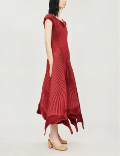 Issey Miyake Scalloped-hem Pleated Dress In Red