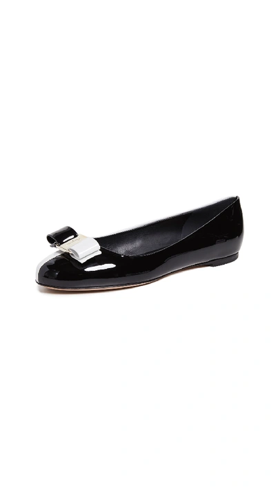 Ferragamo Varina Bow-embellished Two-tone Patent-leather Ballet Flats In Black