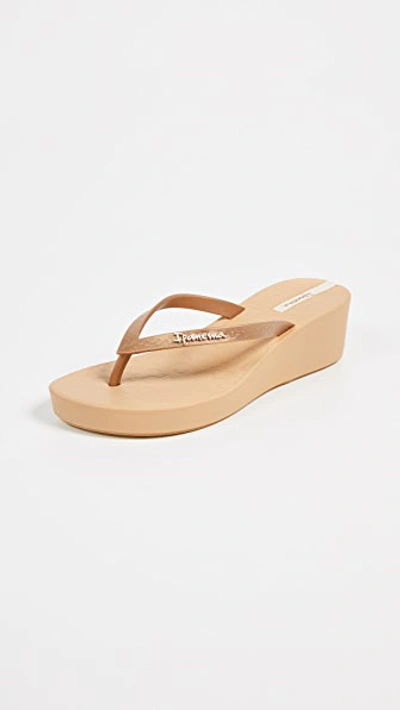 Ipanema Daisy Wedge Flip Flops In Beige/gold