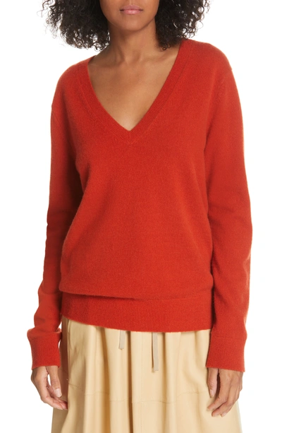 Vince Weekend V-neck Cashmere Sweater In Adobe Red
