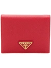 Prada Kleines Portemonnaie Mit Logo-schild In Red