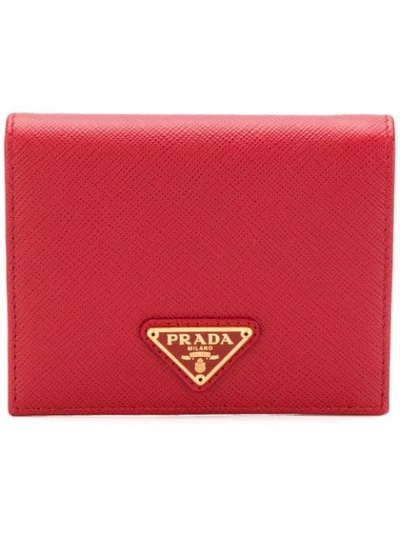 Prada Kleines Portemonnaie Mit Logo-schild In Red