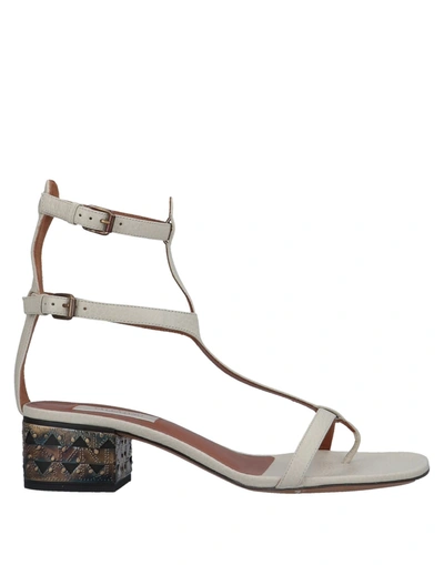 Valentino Garavani Flip Flops In Beige