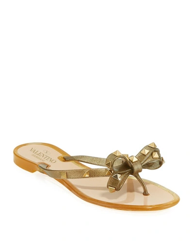 Valentino Garavani Rockstud Jelly Bow Thong Sandals In Bronze