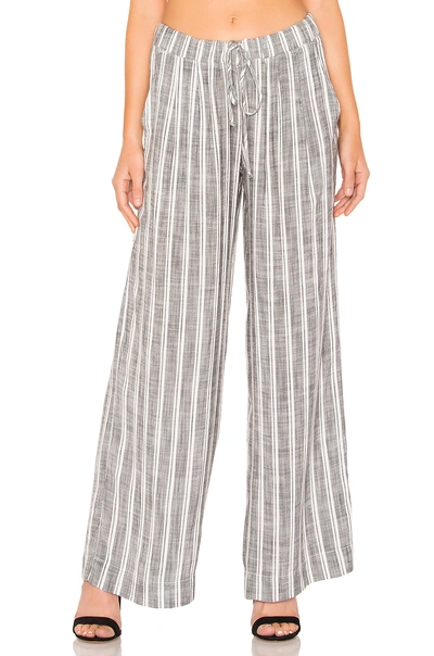 Bella Dahl Pleated Front Wide Leg Pant In Gray. In White