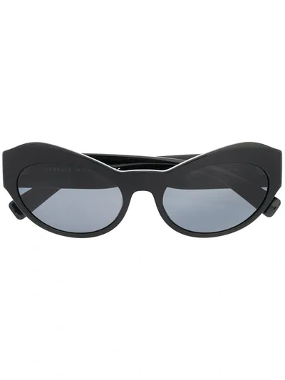 Versace Curved Mass Sunglasses In 黑色