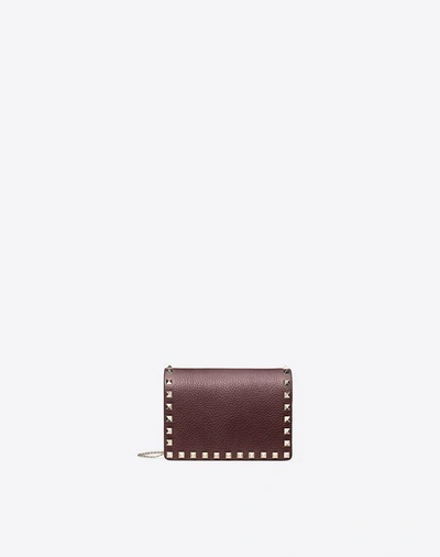 Valentino Garavani Rockstud Grainy Calfskin Chain Pouch In Ruby