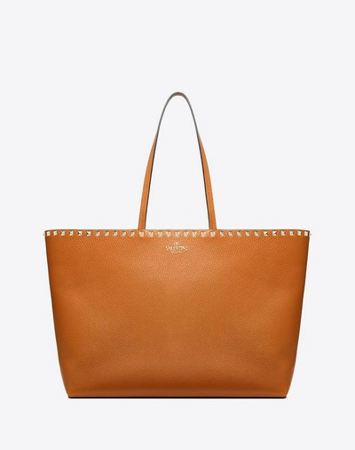 Valentino Garavani Large Grain Calfskin Leather Rockstud Shopping Bag In Tan