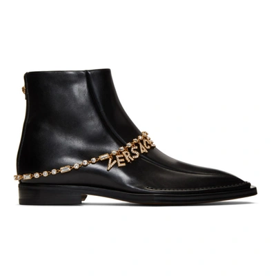 Versace Quentin Leather Boots W/ Logo Chain In K41t Black