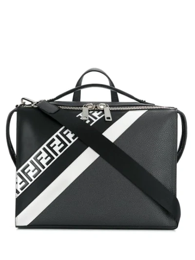 Fendi Kuriertasche Mit Logo In Black