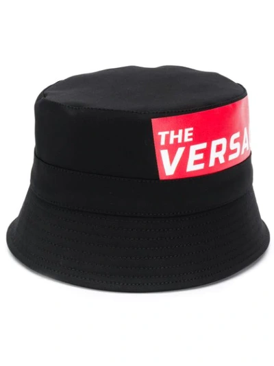 Versace Tabloid Motif Print Bucket Hat In Black