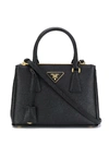 Prada Handtasche Mit Logo-schild - Schwarz In Black