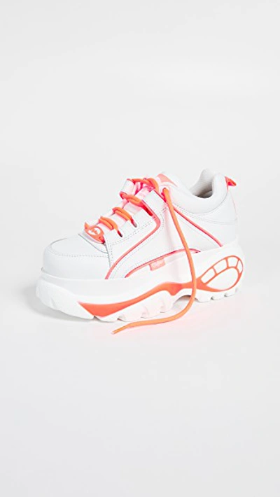 Buffalo Classic Kicks Sneakers In White/pink