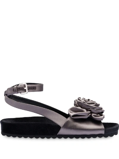 Miu Miu Sandalen Mit Rosenapplikation In Grey