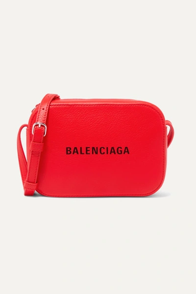 Balenciaga Everyday Xs Aj 印花纹理皮革相机包 In Red