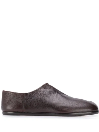 Maison Margiela Tabi Split-toe Crackled-leather Loafers In T5081 Borde
