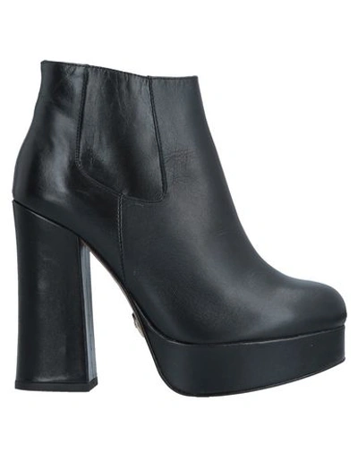 Buffalo Ankle Boot In Black