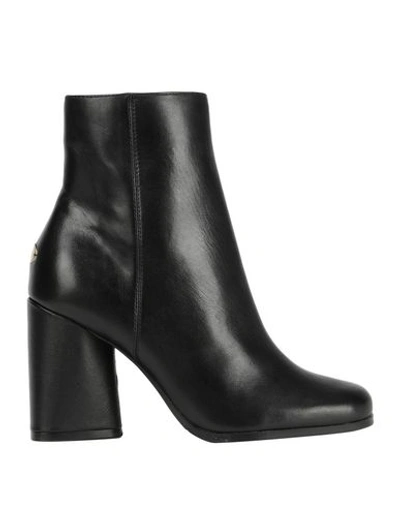 Guess Ankle Boots In Black