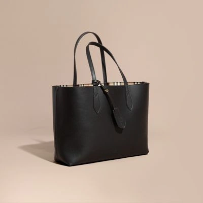 Burberry The Medium Reversible Tote In Haymarket Check And Leather In Black