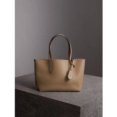 Burberry The Medium Reversible Tote In Haymarket Check And Leather In Mid  Camel | ModeSens