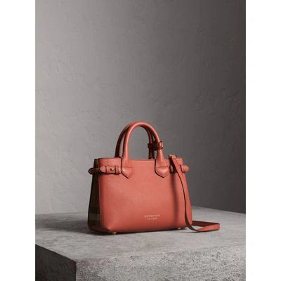 Burberry The Small Banner Aus Leder Und House Check-gewebe In Cinnamon Red