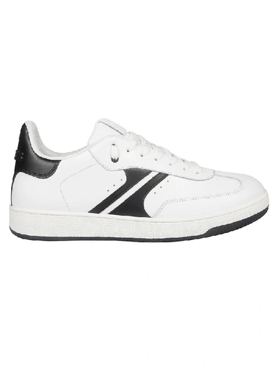 Am318 Arrow Sneakers In White