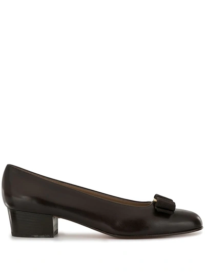 Pre-owned Ferragamo 1990s Vara Bow Pumps In Brown