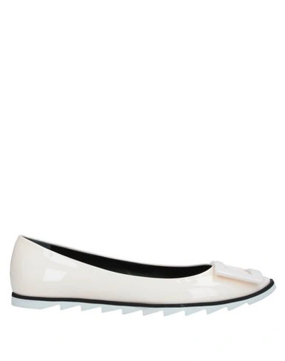 Roger Vivier Ballet Flats In Ivory