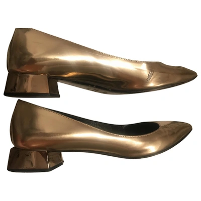 Pre-owned Fendi Patent Leather Heels In Gold