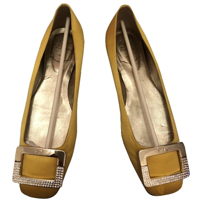 Pre-owned Roger Vivier Cloth Flats In Yellow