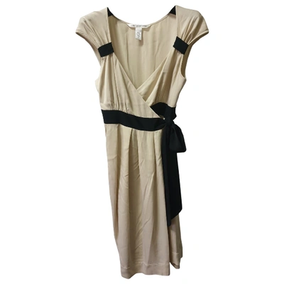 Pre-owned Diane Von Furstenberg Silk Mid-length Dress In Beige