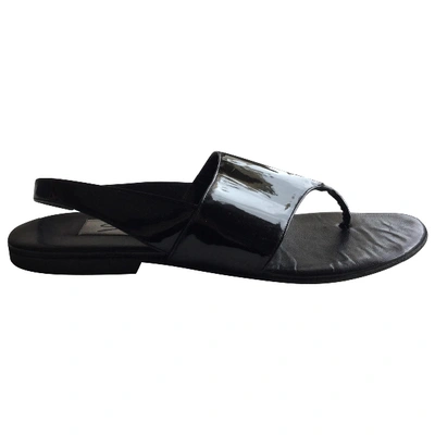 Pre-owned Genny Patent Leather Flip Flops In Black