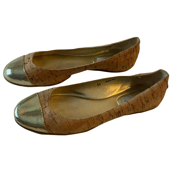 beige ballet flat shoes
