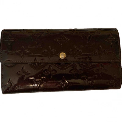 Pre-owned Louis Vuitton Sarah Patent Leather Wallet In Burgundy