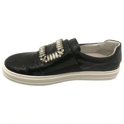 Pre-owned Roger Vivier Sneaky Viv Strass Buckle Patent Leather Trainers In Black