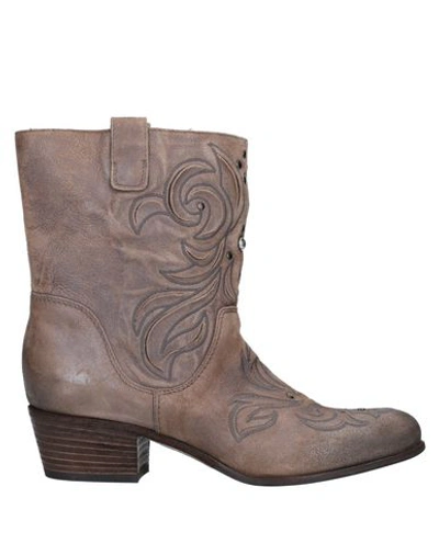 Vic Ankle Boot In Cocoa