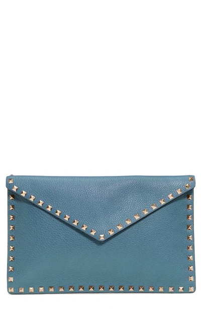 Valentino Garavani Large Rockstud Leather Envelope Pouch In Amadeus