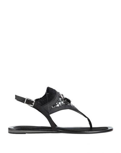 Tosca Blu Toe Strap Sandals In Black