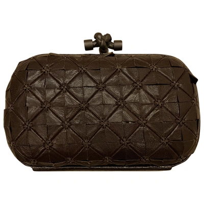Pre-owned Bottega Veneta Pochette Knot Leather Clutch Bag In Brown
