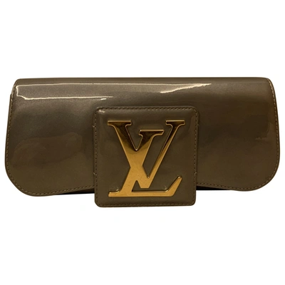 Pre-owned Louis Vuitton Louise Patent Leather Clutch Bag In Grey