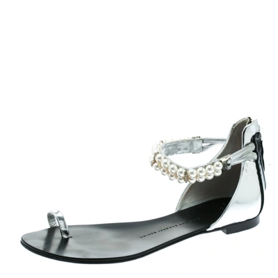 Pre-owned Giuseppe Zanotti Silver Patent Leather Pearl Embellished Ankle Strap Toe Ring Flats Size 38