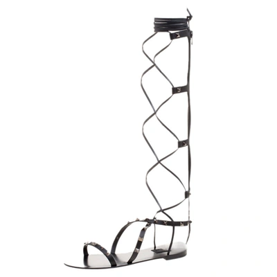 Pre-owned Valentino Garavani Black Leather Knee High Rockstud Gladiator Flat Sandals Size 40