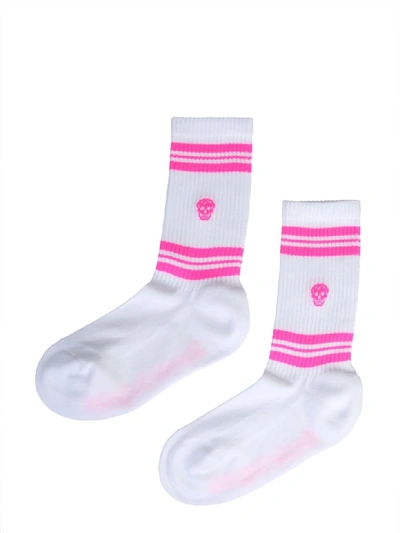 Alexander Mcqueen Skull Sports Socks In White/fluro Pink