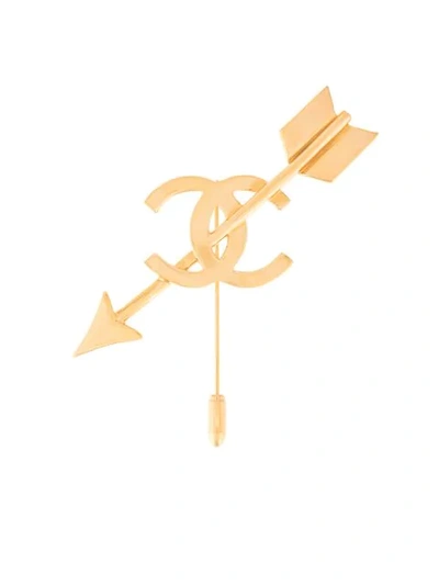 Pre-owned Chanel 1993 Cc Arrow Brooch In Gold