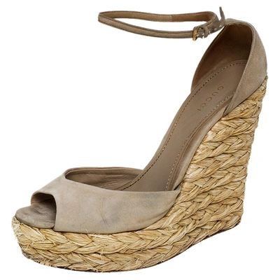 Pre-owned Gucci Beige Suede Raffia Wedge Peep Toe Ankle Strap Sandals Size 39