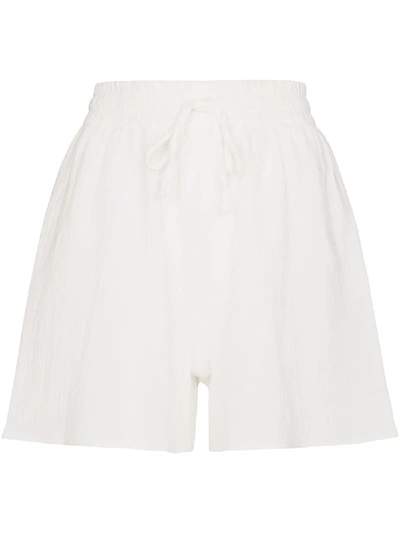 Missing You Already Hoch Sitzende Shorts In White