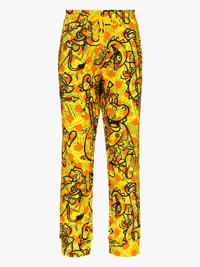 Moschino Sporthose Mit Zeitungs-print In Yellow