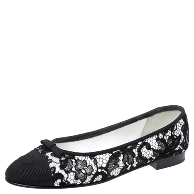Pre-owned Chanel Black/white Lace And Grosgrain Cap Toe Cc Bow Ballet Flats Size 39