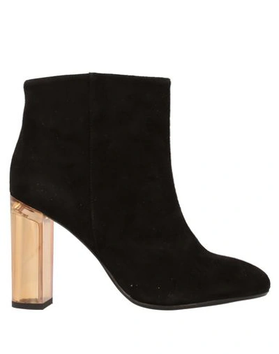Anna F. Ankle Boot In Black